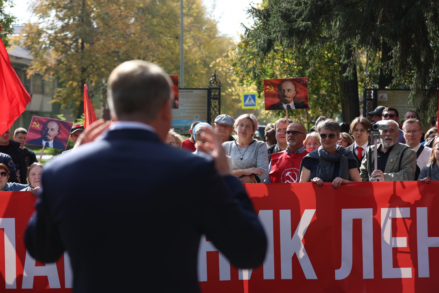 Коммунисты дважды проводила митинги против переноса памятника Ленину с площади Победы. Об раза большая часть участников были иногородние. Фото из архива редакции