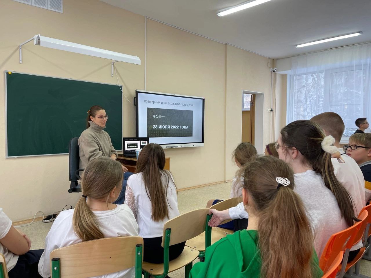 Анна Кондакова с лекцией об экологии в гимназии «Развитие». Фото предоставлено Анной Кондаковой. 