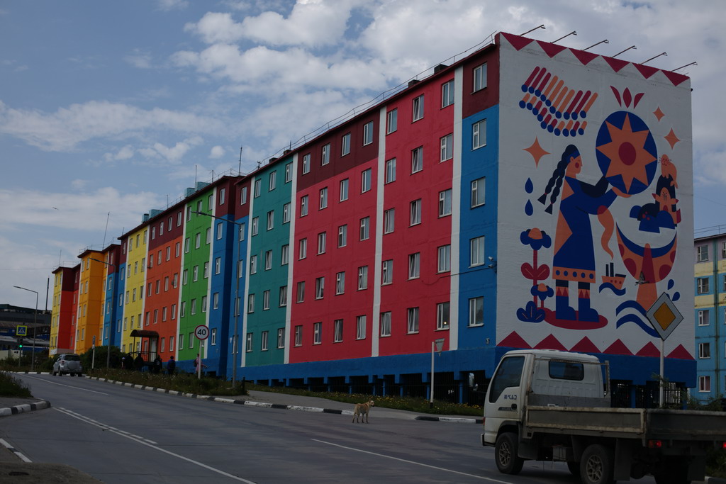 Анадырь по праву считается самым цветным городом в России. А фасады домов украшают тематические муралы. Фото Александра Крымова