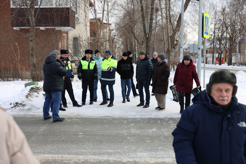 что подход к пешеходнику в Больничном переулке не почищен до асфальта, как того требуют стандарты безопасности. Фото Владимира Коцюбы-Белых 