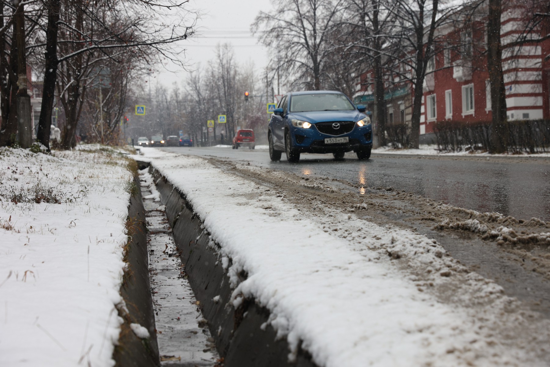 Это ливневка на улице Цветников. В зиму она уходит почти идеально чистой. Фото Владимира Коцюбы-Белых