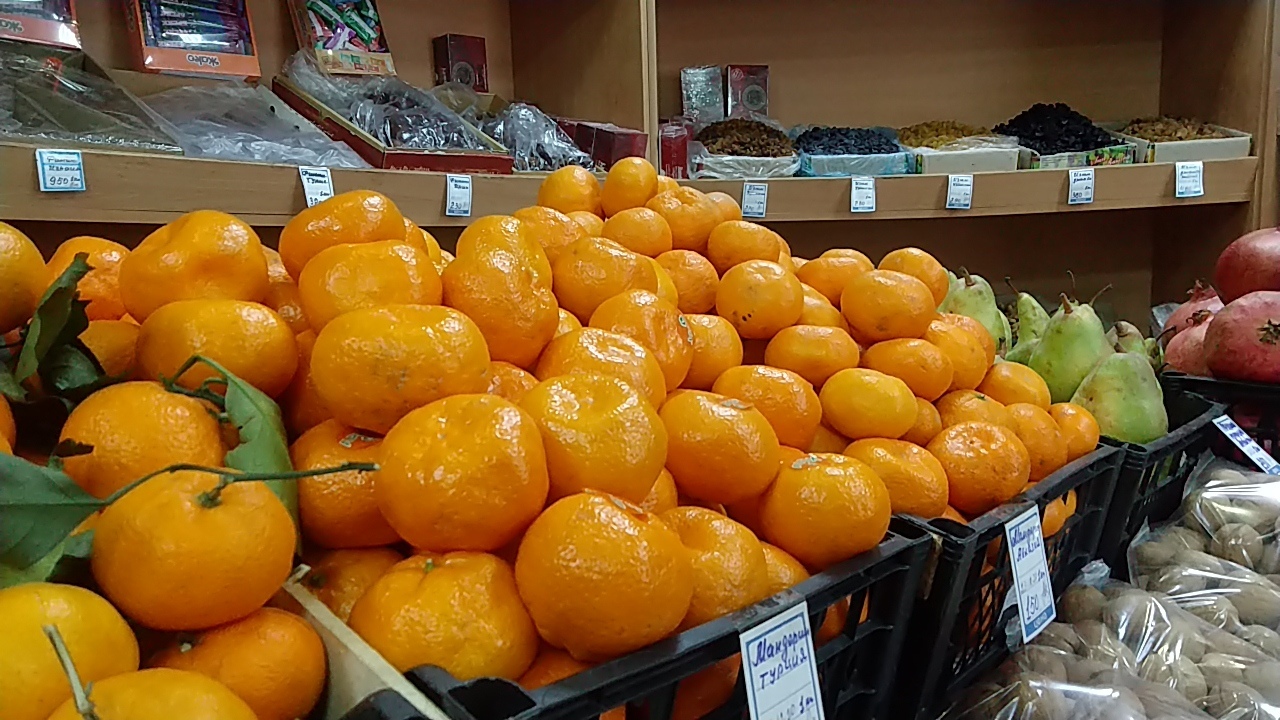 В маленьких магазинах мандарины стоят дороже, зато выглядят красиво и качественно, чем не могут похвастаться большинство супермаркетов. Фото Александра Зиновьева