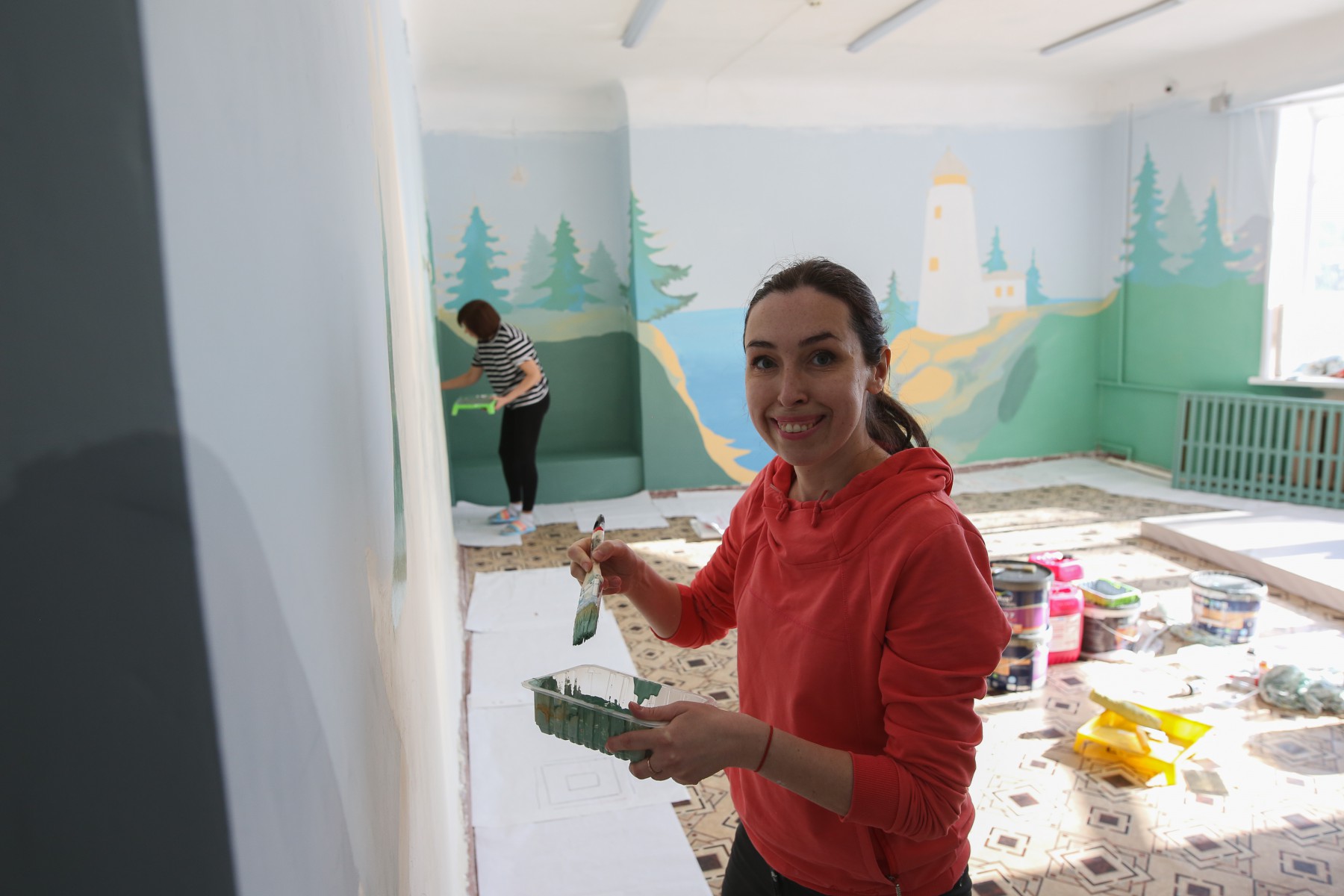 Эскизы переносила на стены художница Елена Вепринцева. Вместе с другими волонтёрами она помогает залу адаптивной физкультуры преображаться. 