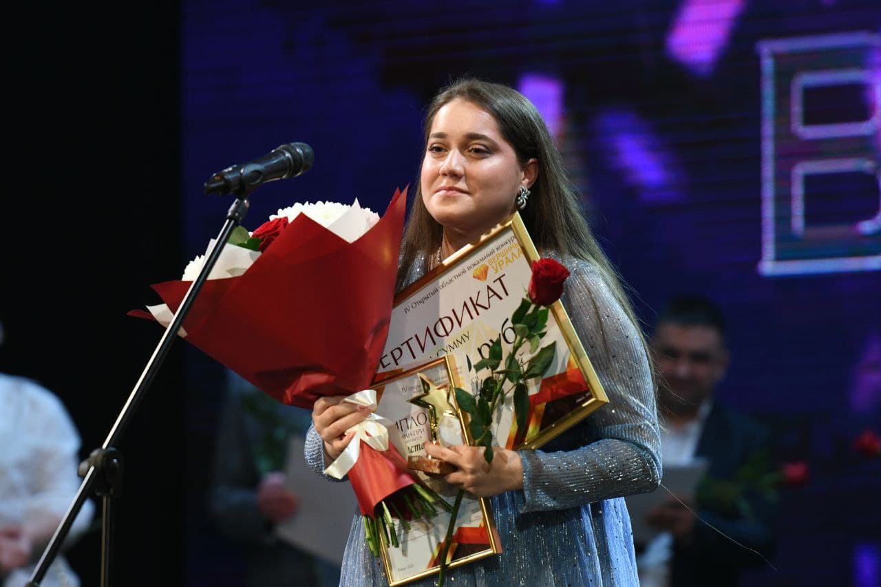 Победительница Анастасия Мазухина с призами. Девушка была в шоке от своей победы в конкурсе. Фото Владимира Коцюбы-Белых