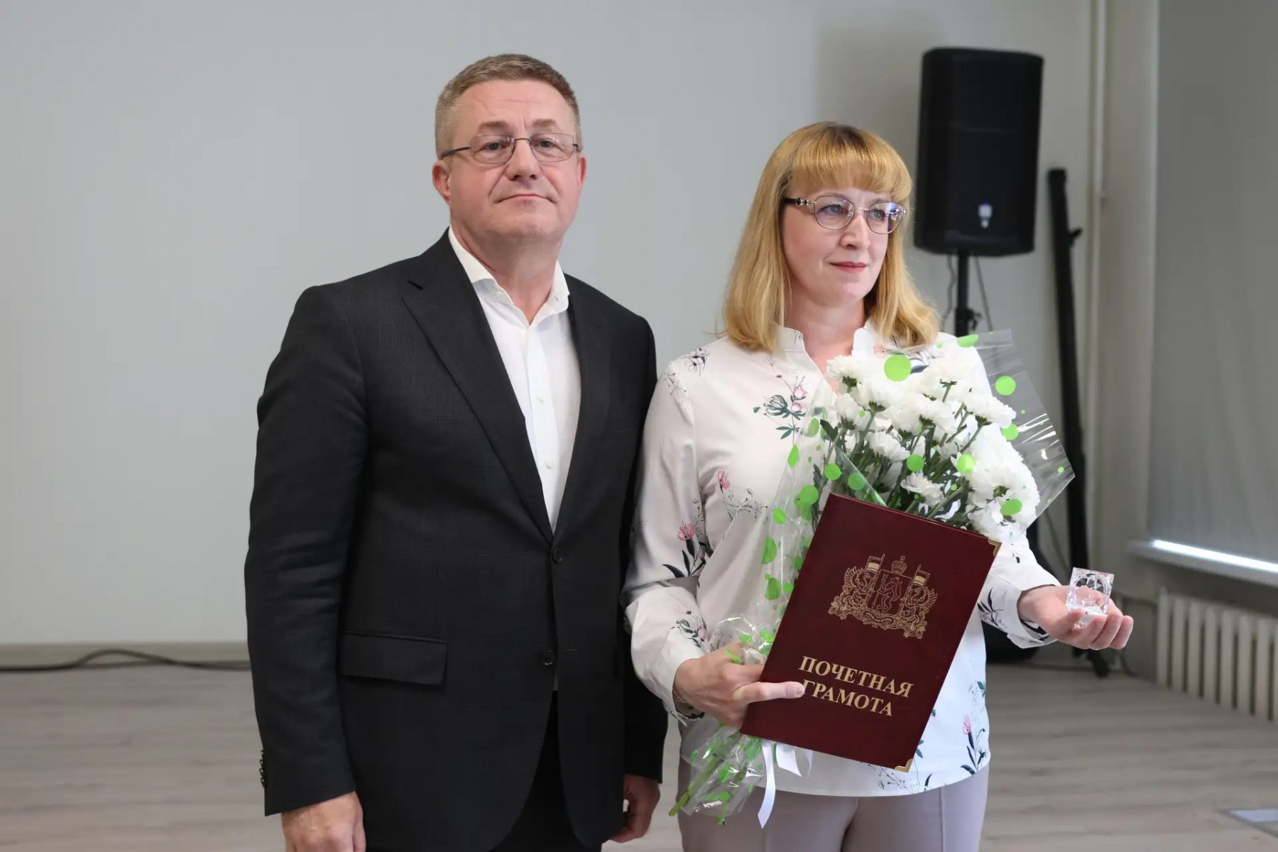 Заместитель председателя Общественной палаты Свердловской области Мирослав Медведев вручил множество почётных грамот медицинским работникам. 