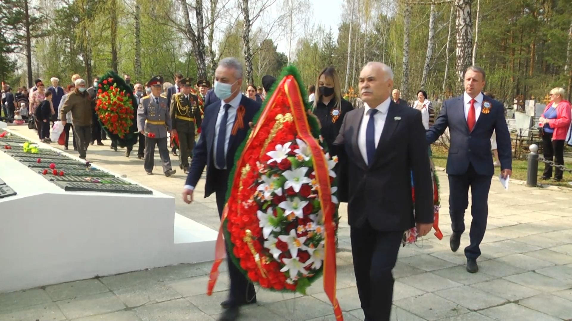 Ревдинские заводы ОЦМ и НЛМК-Урал выступили организаторами мероприятия у  городского мемориала в День Победы Ревда новости