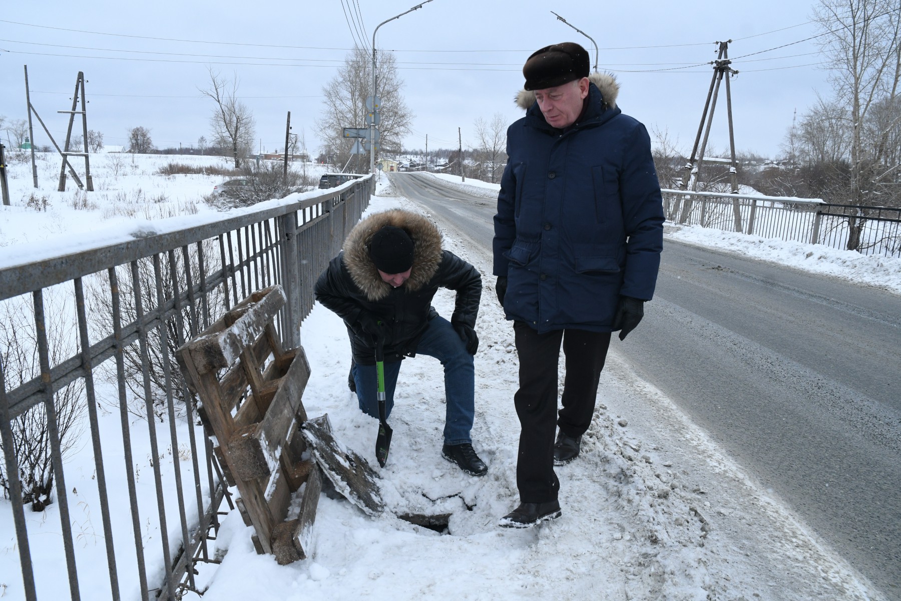 Сергей Филиппов и Андрей Мокрецов обследуют мост 15 февраля 2022 года. Фото из архива редакции