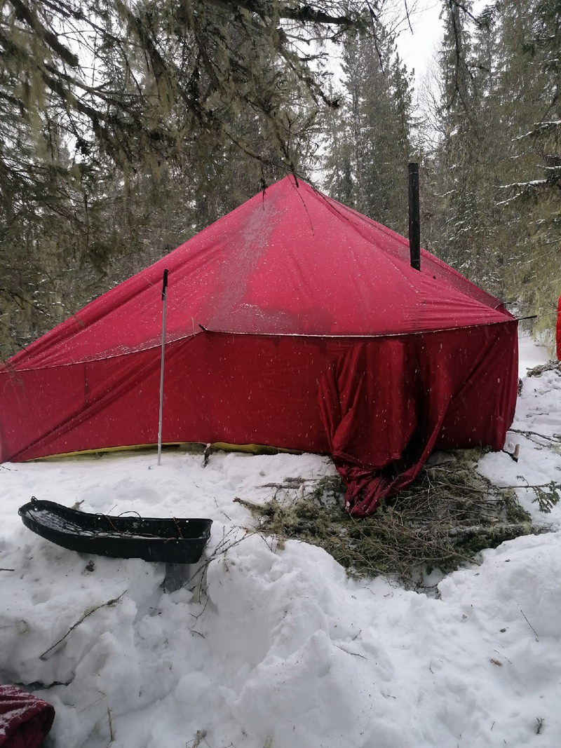 В лесу все жили вместе с палатке-шатре. Фото предоставлено Стасом Сарапуловым