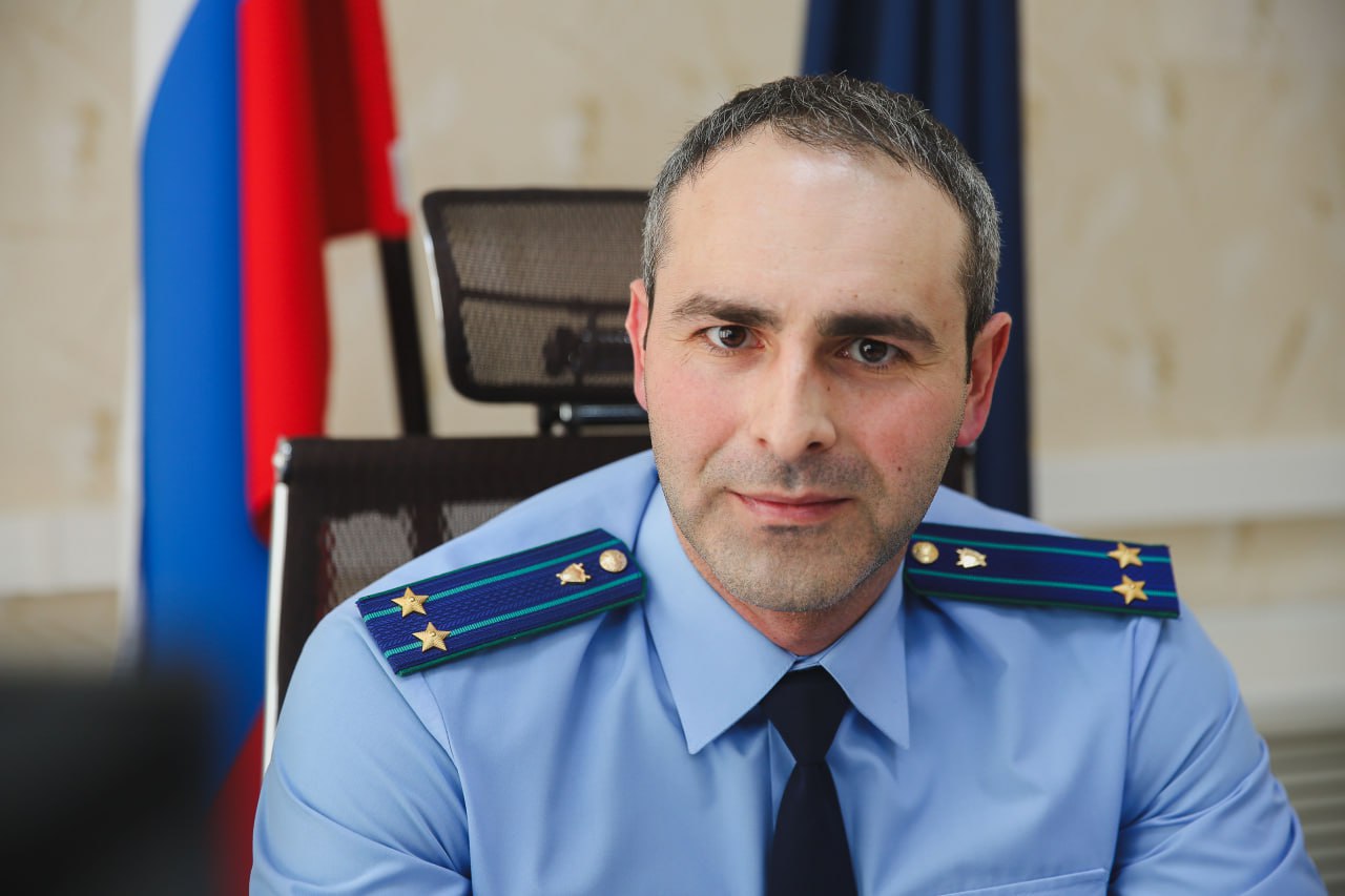 С 12 марта прокуратуру Ревды возглавил 39-летний Ахмедхан Шамхалов. Ранее он работал в должности прокурора Новолялинского района. // Фото Владимира Коцюбы-Белых