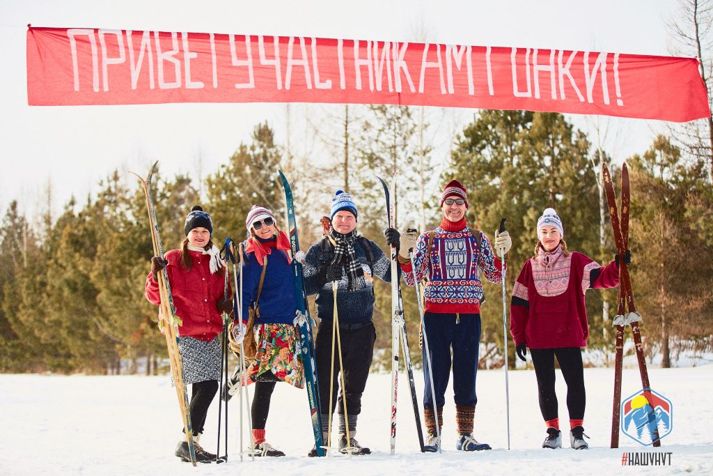 В ретро-забеге главное не скорость, а образ. Участники выходят на дистанцию в спортивных костюмах и на лыжах советского времени. Например, вот таких спортсменов на забеге можно было увидеть в прошлом году. Фото Татьяны Банниковой