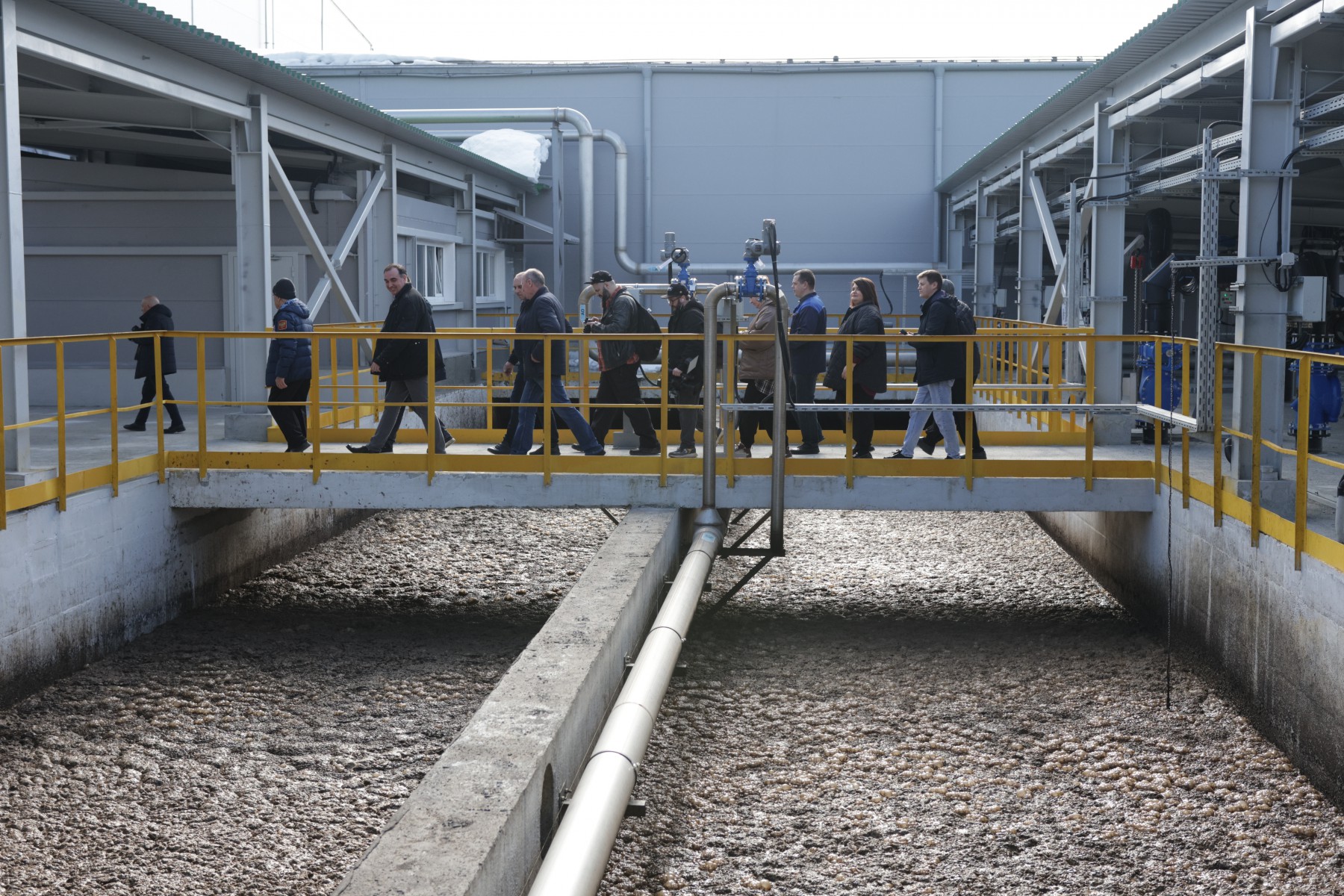 епутатам показали полный цикл очистки. Вот здесь, например, работают бактерии. Фото Владимира Коцюбы-Белых