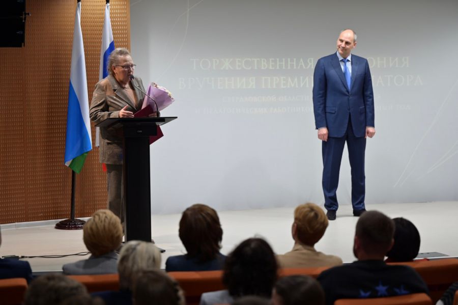 Отдельно губернатор Денис Паслер поблагодарил педагогов. Фото Све.рф 