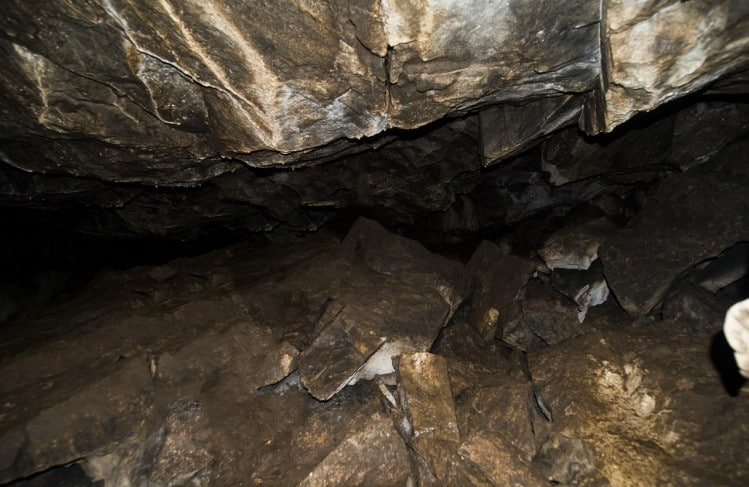 Внутри Катниковской пещеры. Фото: Екатеринбургский клуб спелеологов