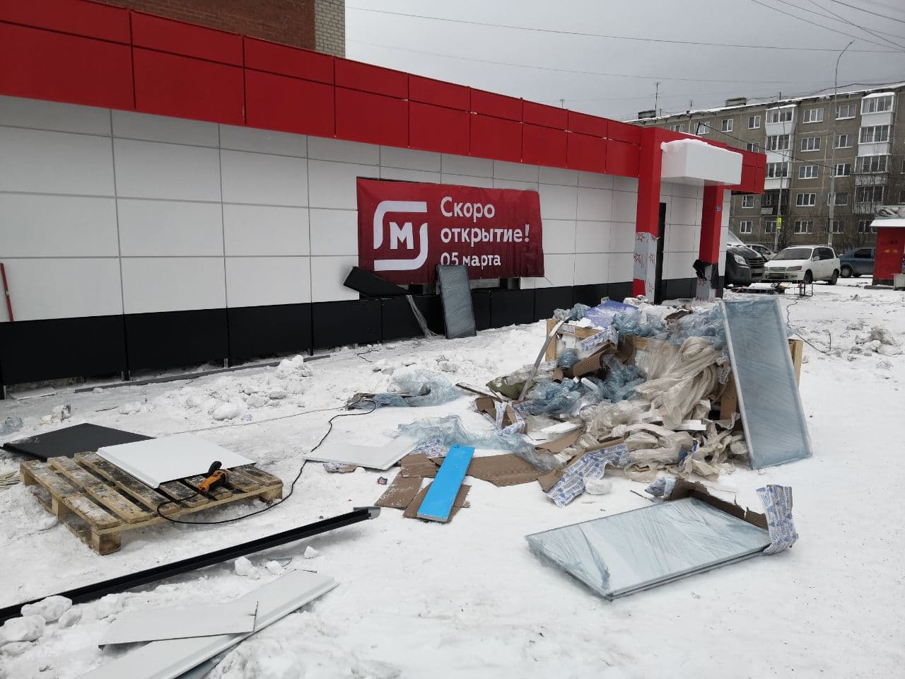 В среду, 3 марта, рабочие, ремонтирующие помещение, завалили тротуар строительным мусором. Фото Евгения Зиновьева