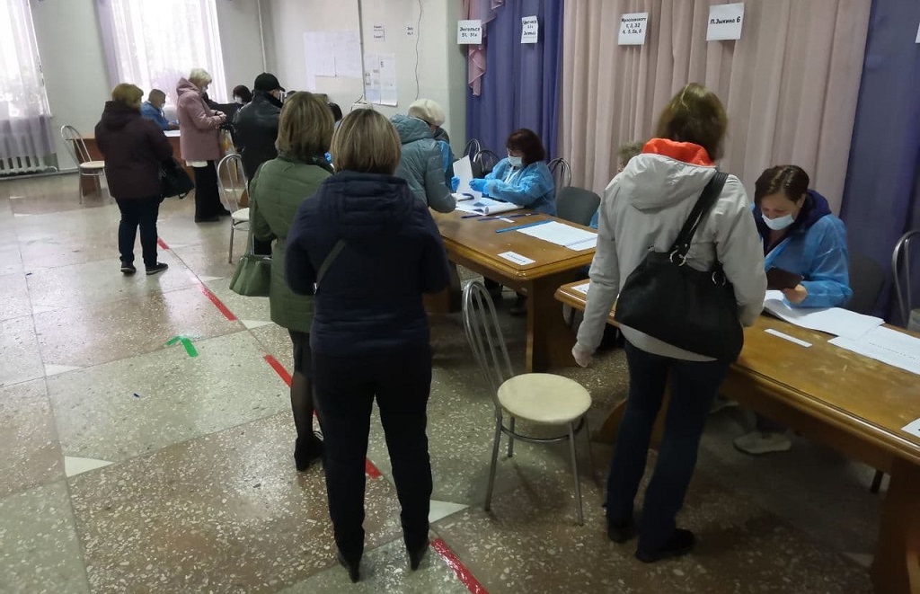 Избиратели на участке в досуговом центре «Цветники».