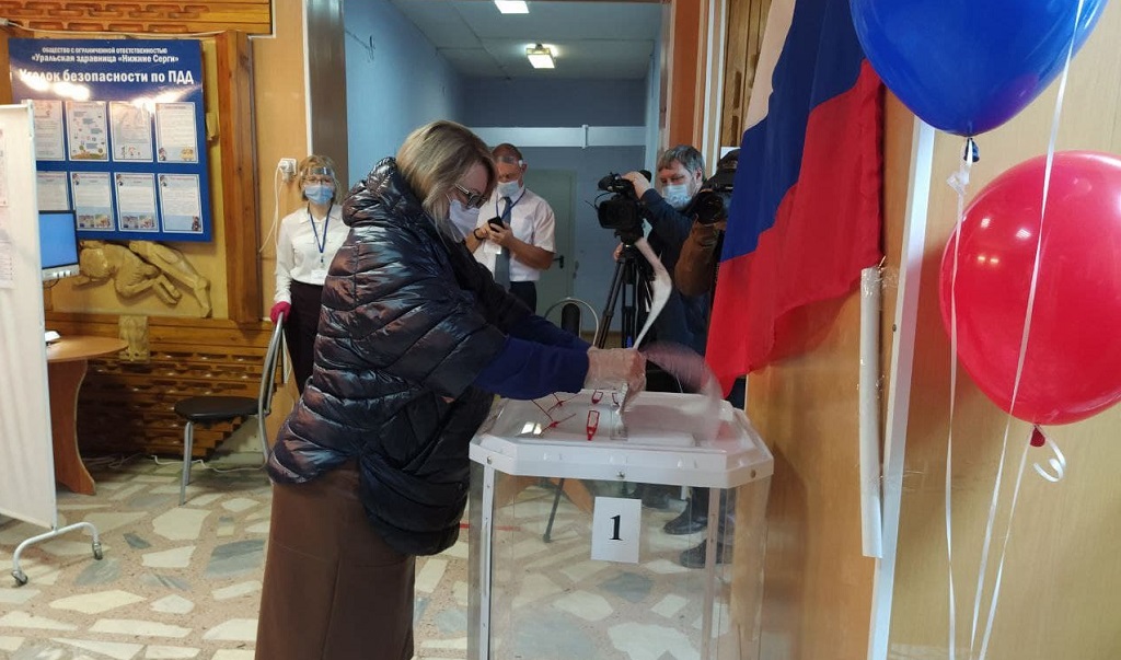 Голосует глава города Ирина Тейшева.
