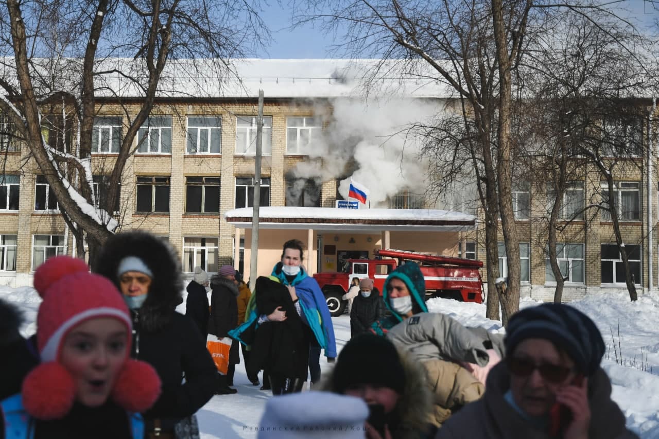 Эвакуация детей из школы №28. Фото Владимира Коцюбы-Белых