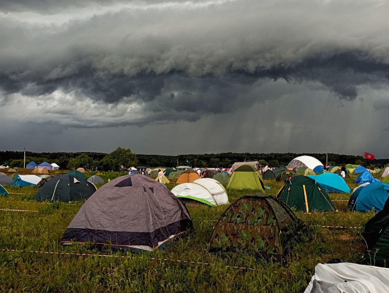 В первый день фестиваля поле накрыло ливнем. Тем, кто к тому моменту ещё не успел поставить палатки, сильно не повезло. Фото Александры Токтарёвой