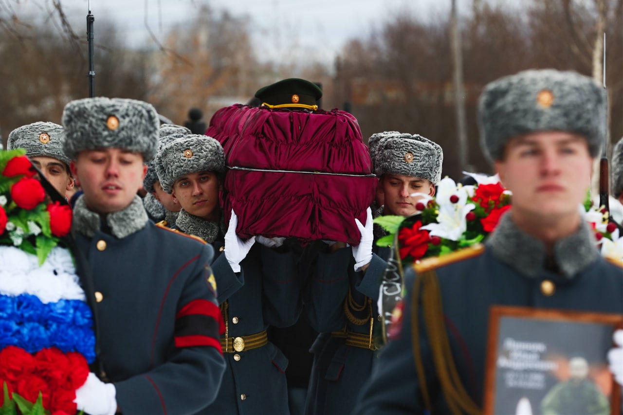 Илью Линника похоронили в цинковом гробу с воинскими почестями. Фото Владимира Коцюбы-Белых