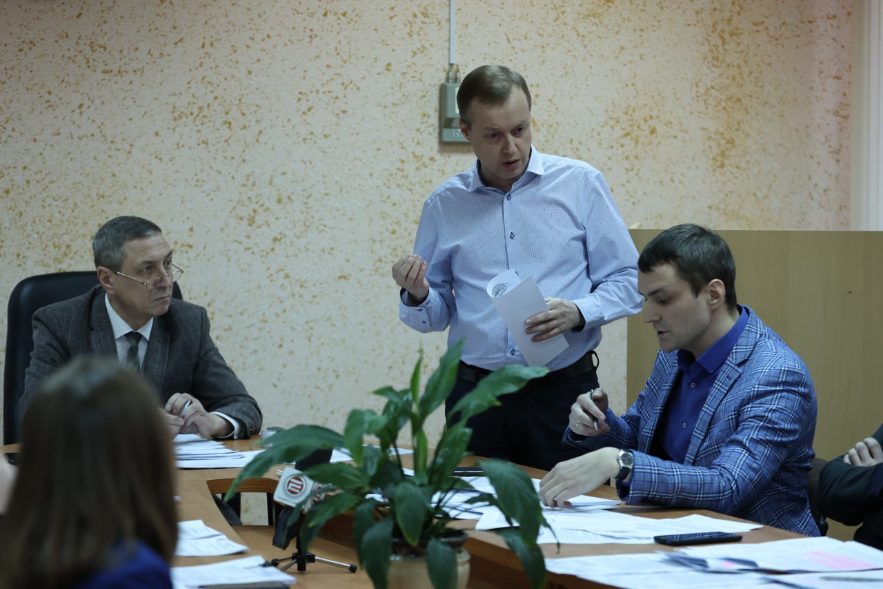 Николай Собянин объясняет Юрию Оносову, почему тот не прав. Фото Владимира Коцюбы-Белых