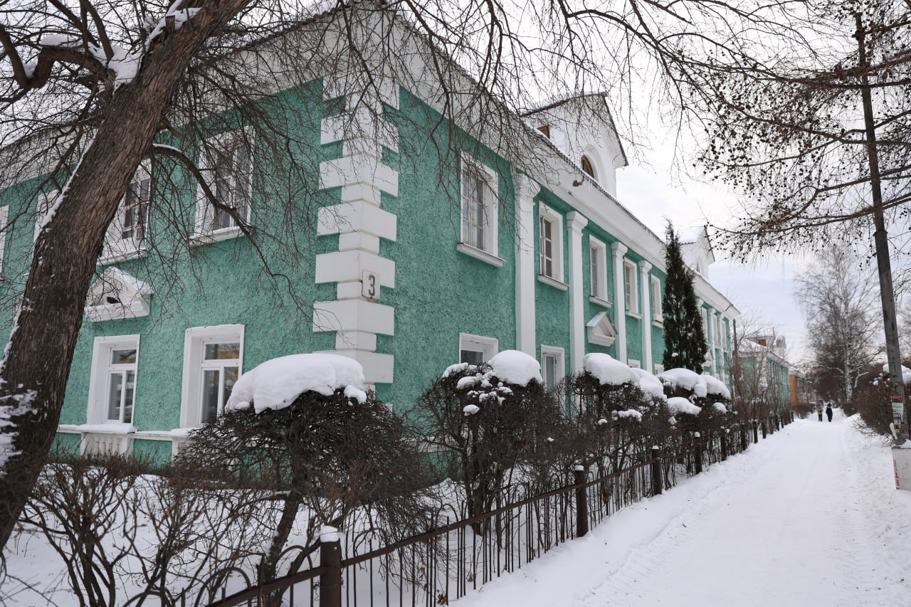 Маленький уютный парк, сделанный Виталием Артемьевичем возле его дома. Фото Владимира Коцюбы-Белых