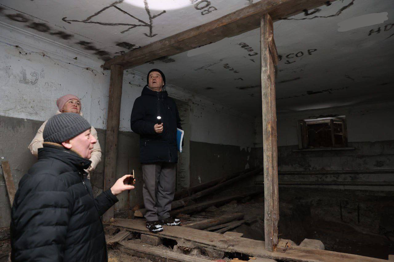 Комиссия спустилась в подвал, и представитель ФКР Фарид Хасанов был ошеломлён тем, в каком состоянии там всё находится. Фото Владимира Коцюбы-Белых 