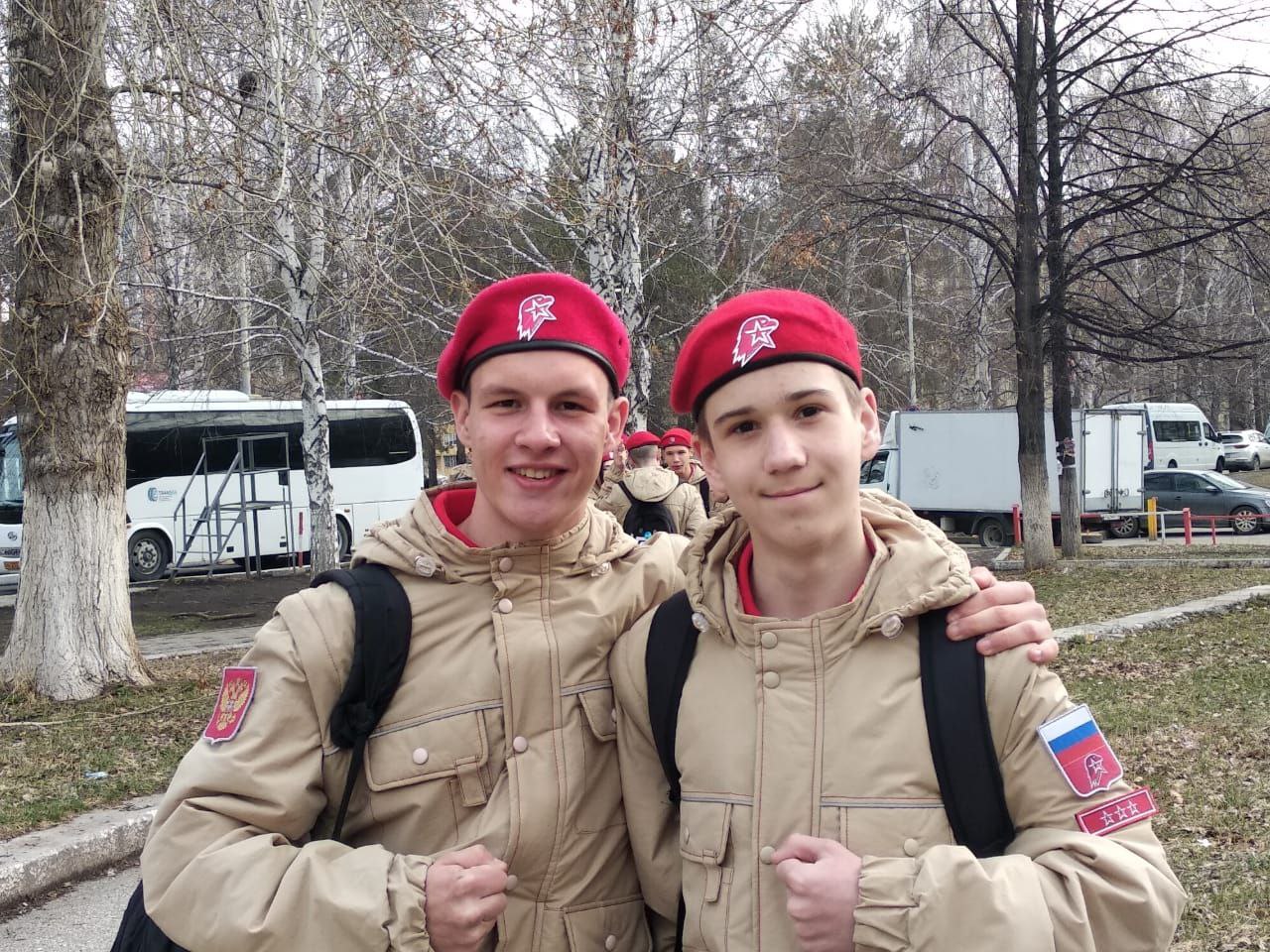 Владислав Лежнев  и Тимур Шафиев готовятся к параду в Екатеринбурге. Фото предоставлено Юлией Лежневой