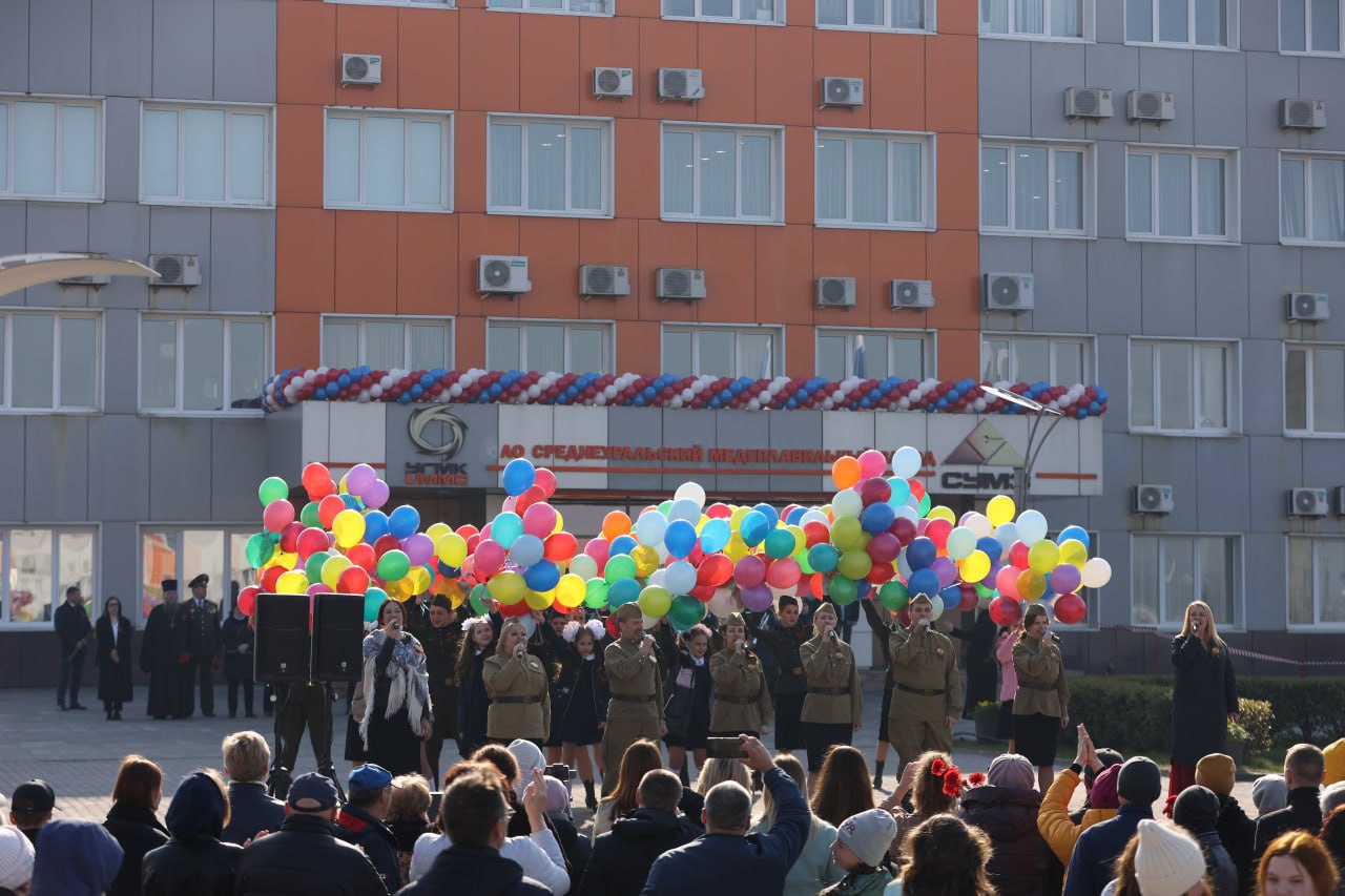 Звучит песня "День Победы и десятки разноцветных воздушных шаров улетают в небо. Фото Владимира Коцюбы-Белых