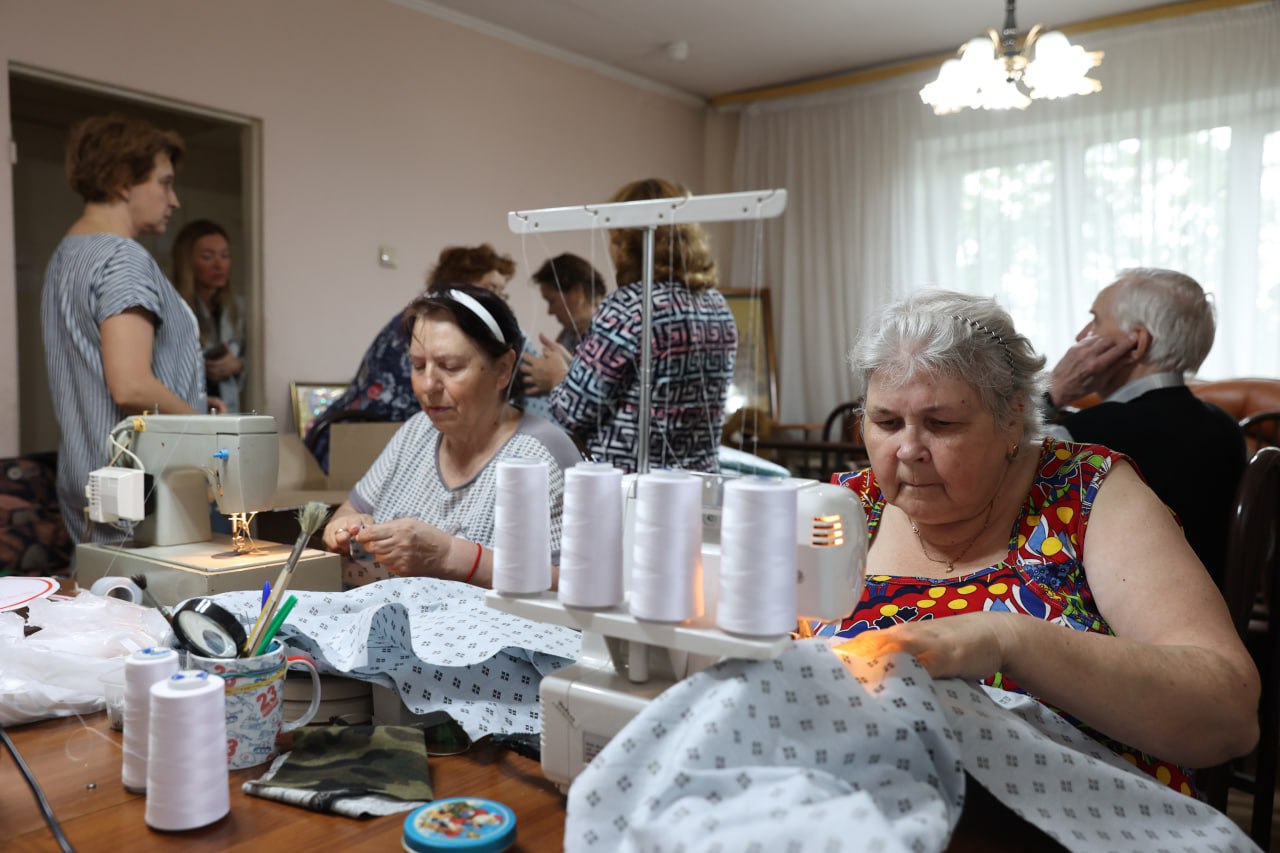 Работа кипит — женщины собирают посылку для госпиталя. Фото Владимира Коцюбы-Белых