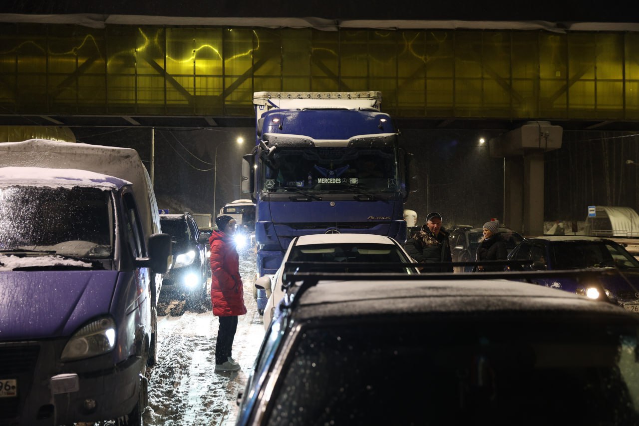 Снежный коллапс захватил в плен трассу Пермь-Екатеринбург. Из-за погодных условий движение полностью парализовало. 