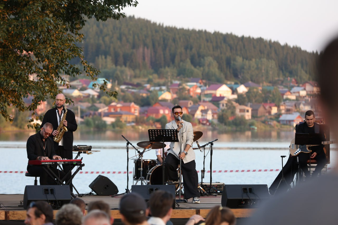 Первый джазовый фестиваль Ревды состоялся на водной станции 30 июля. Волшебный воскресный вечер украсила не только роскошная музыка гостей из Екатеринбурга, но и потрясающая атмосфера. 