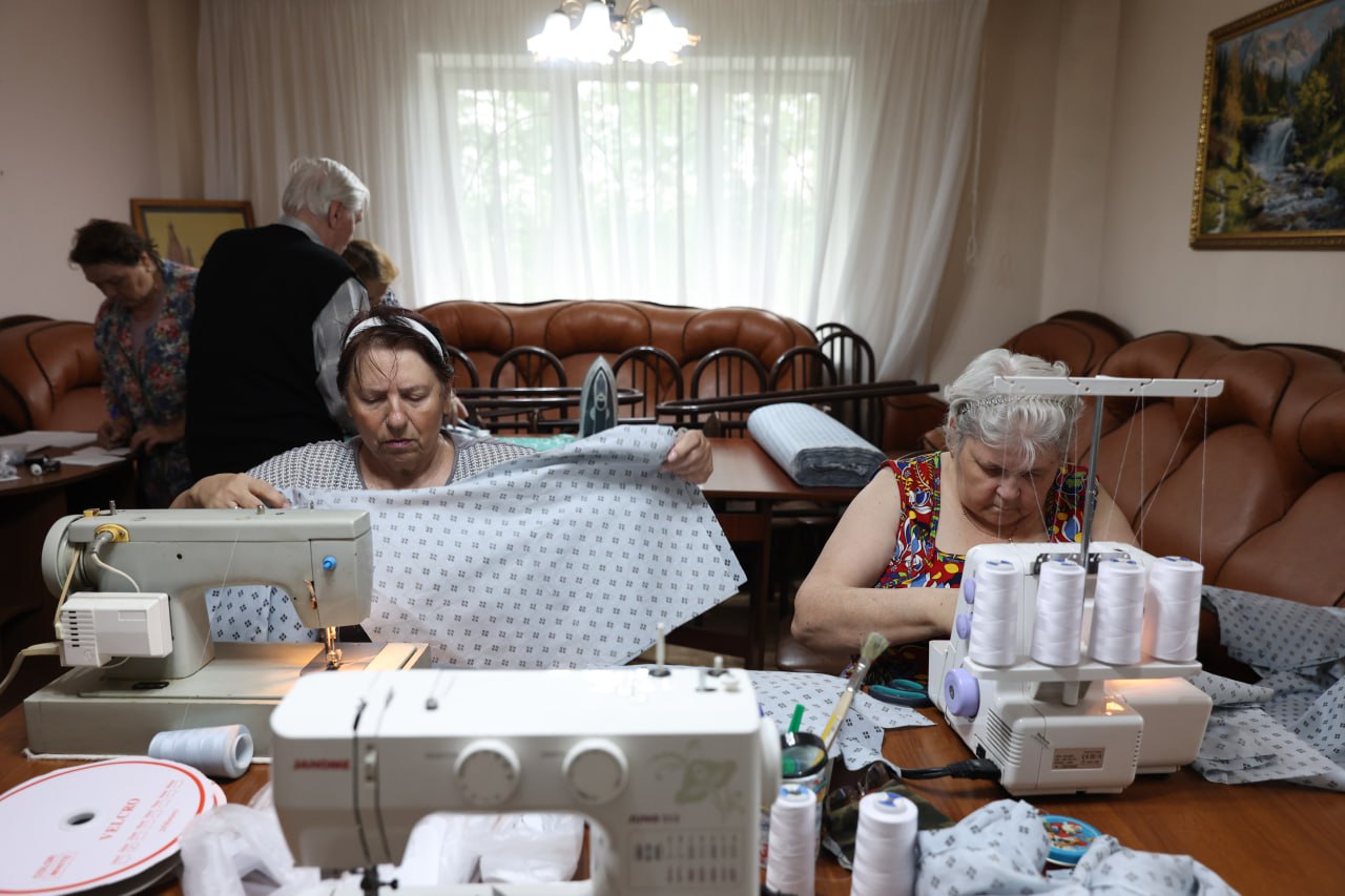 Пенсионеры-волонтёры открыли цех по пошиву одежды для мобилизованных в зону СВО