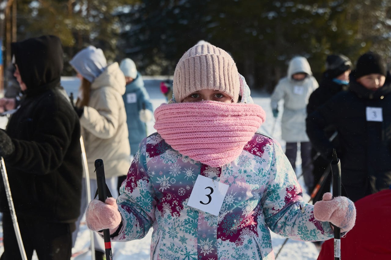 Многих юных лыжников мороз не напугал, главное потеплее одеться. Фото Владимира Коцюбы-Белых.