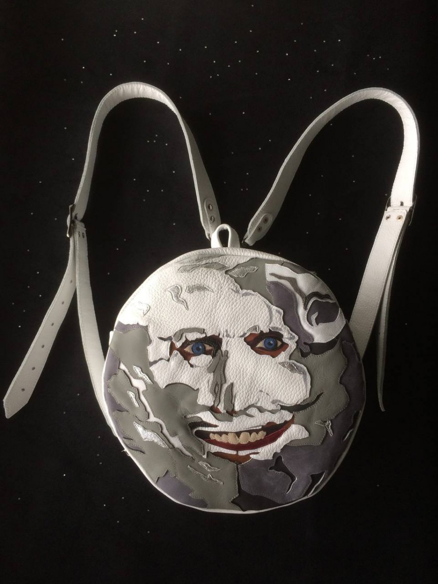 Рюкзак в форме луны с лицом — еще один из необычный заказов. Фото предоставлено Татьяной Южаковой