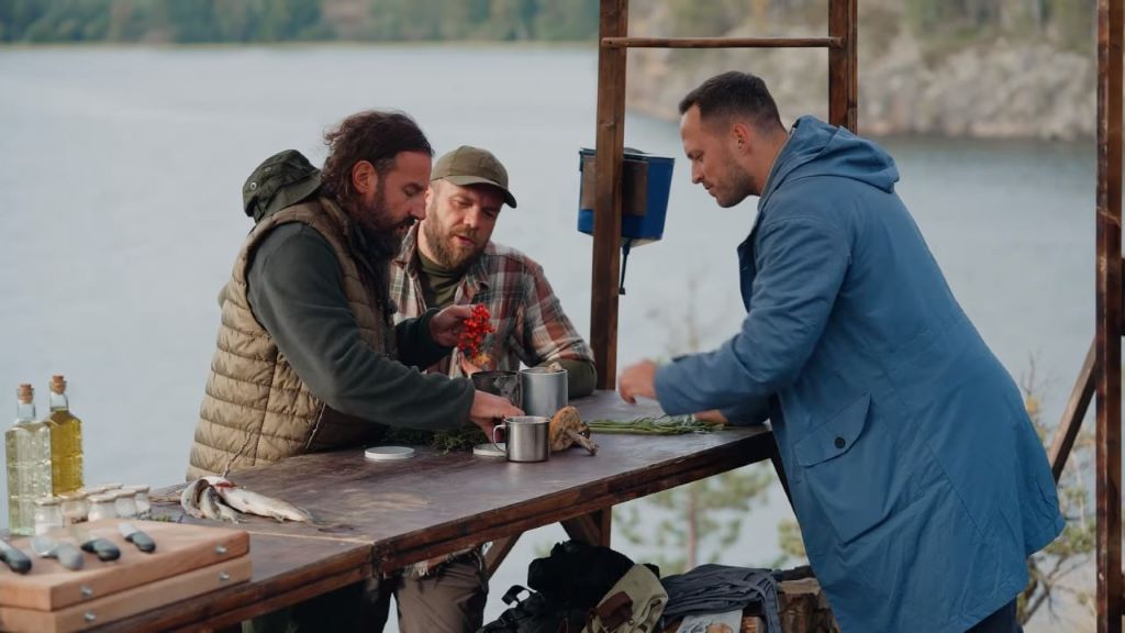 Геннадий на "Дикой кухне" с ведущим Алексеем Столяровым. Позже Алексей станет участником проекта Лесных "Беги лесом", который снимали под Ревдой. Скриншот из ВК-видео