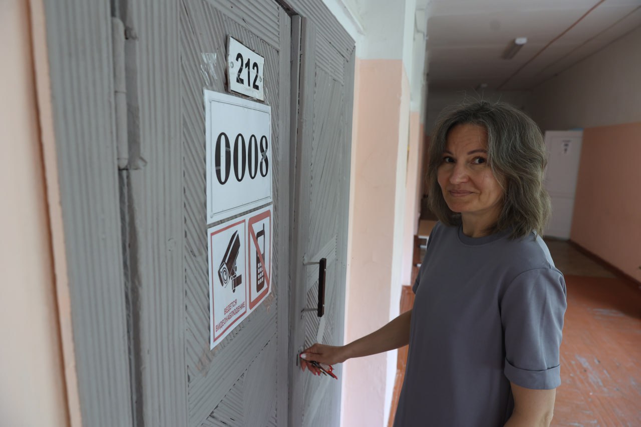 Елена Калинина провела для нас экскурсию по бывшей школе №4. Но сейчас пока некоторые кабинеты опечатаны — здесь проходит ЕГЭ, поэтому попасть внутрь просто, чтобы посмотреть, как там всё устроено, невозможно. Фото Владимира Коцюбы-Белых