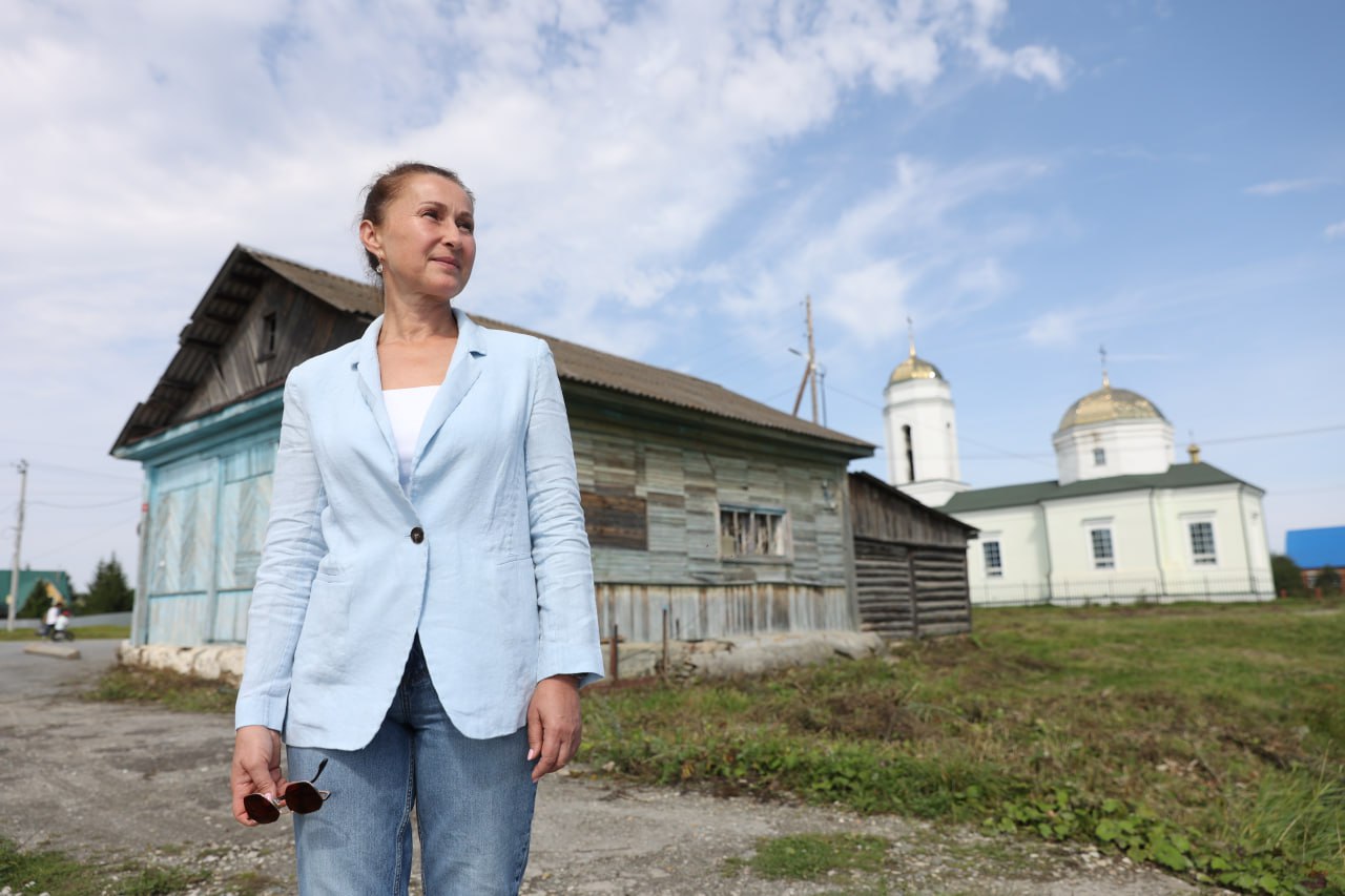 Нина Шайхиева уже 30 лет живет в Кунгурке. За это время ей удалось здесь построить настоящее сообщество людей, которые стремятся сделать это село лучше, красивее и комфортнее. Фото Владимира Коцюбы-Белых