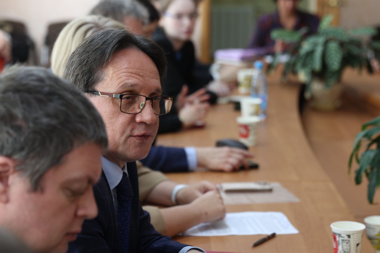 Анатолий Гагарин пообещал, что клуб включит предложения города в общий свод, который ляжет в основу стратегии развития региона. Фото Владимира Коцюбы-Белых.