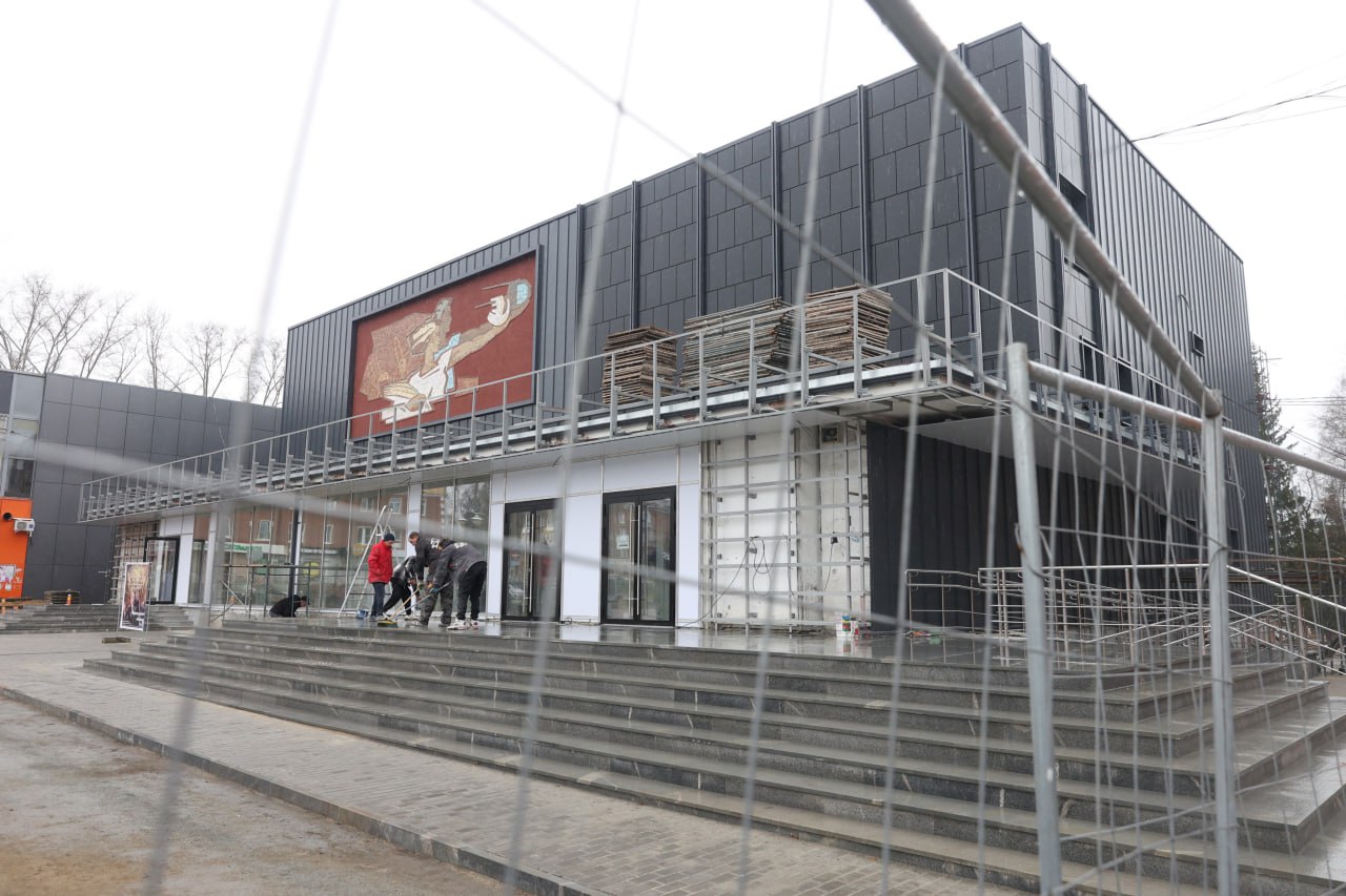Работы по благоустройству фасада КДЦ «Победа» близятся к завершению. В ноябре здание должно быть готово. Фото Владимира Коцюбы-Белых