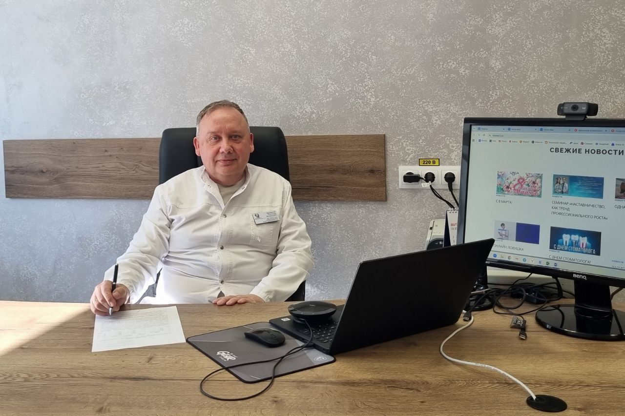 Нельзя заниматься самолечением дома! Только уход за полостью рта, — рекомендует Александр Чернавский. Фото: Виктория Журавлева.