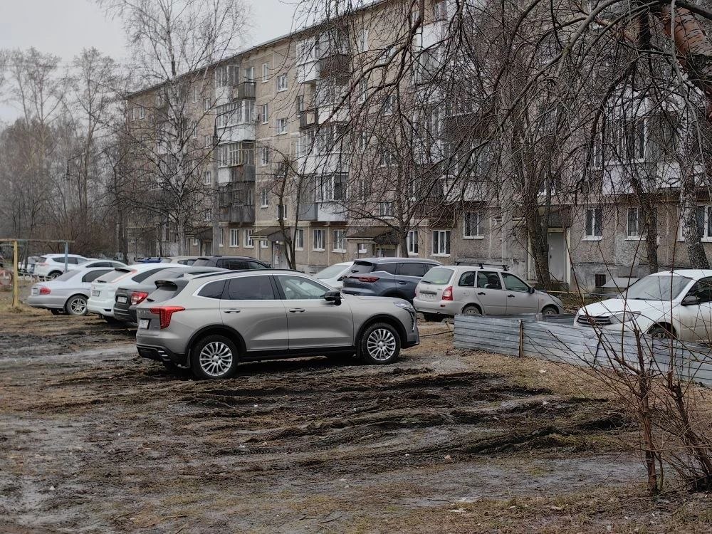 Мы побывали на месте и убедились, что водители действительно оставляют транспорт на газоне. Да еще и как попало. Фото Владимира Коцюбы-Белых