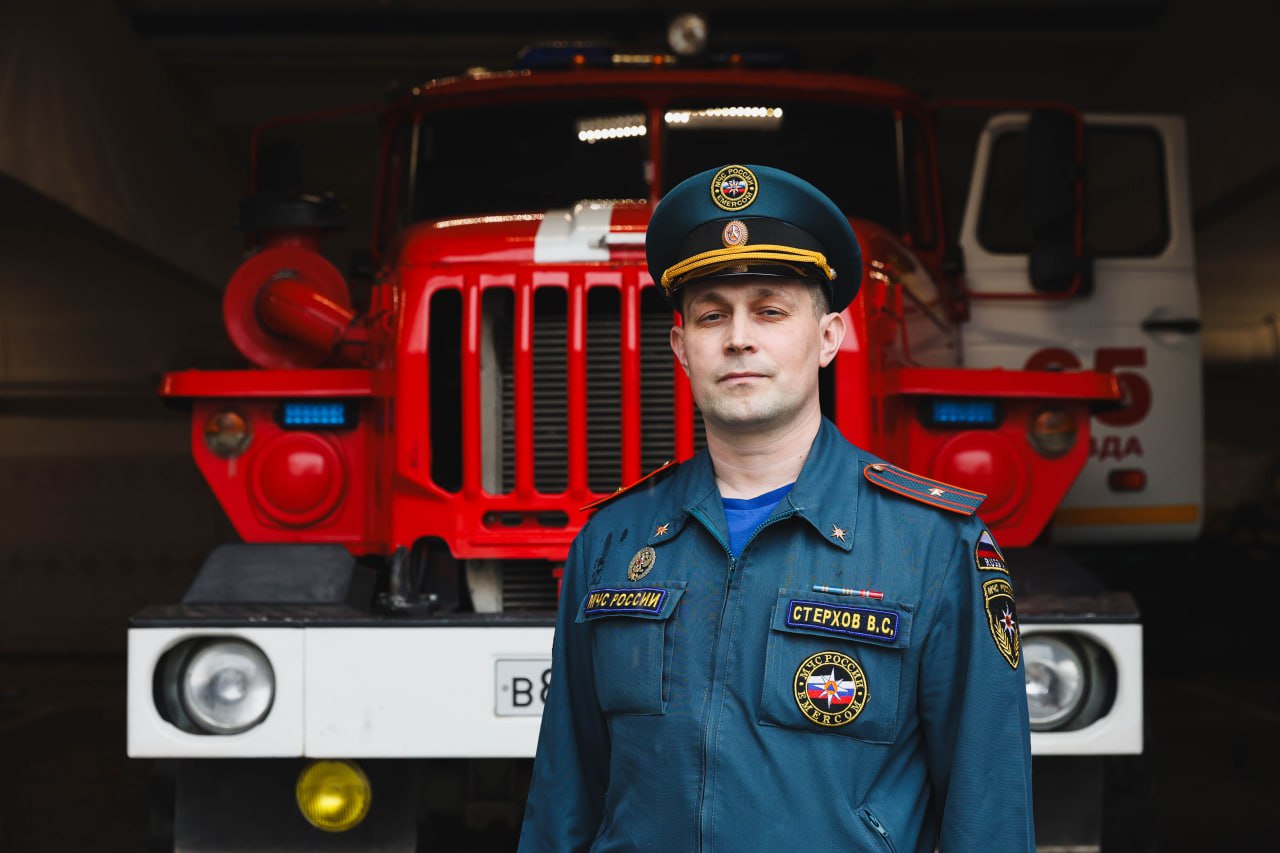 Начальник 65 пожарно-спасательной части Василий Стерхов посвятил долгие годы службе. Теперь он уходит на пенсию по выслуге лет. // Фото Владимира Коцюбы-Белых
