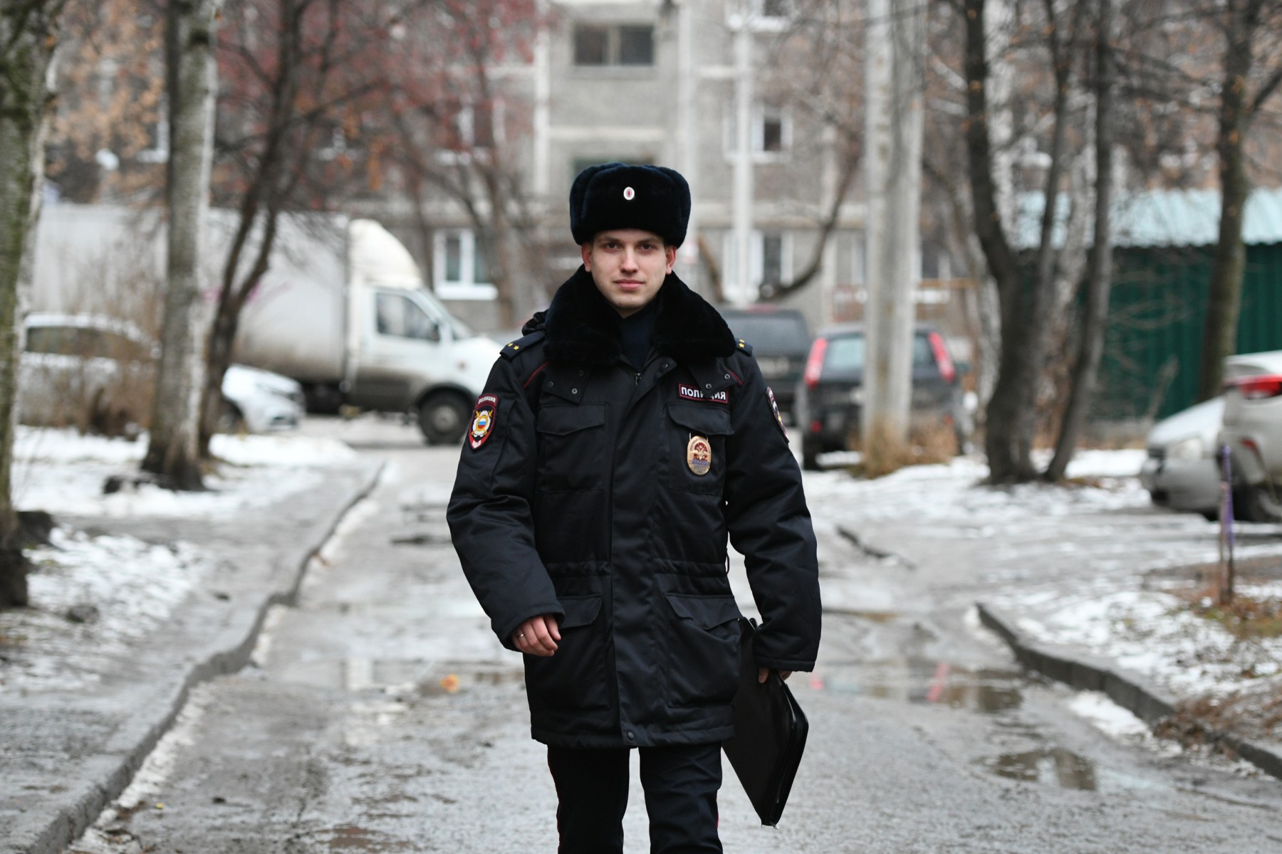 Александр Ильинских работает на должности участкового всего полтора года, пришел в полицию после училища и армии. Фото Владимира Коцюбы-Белых