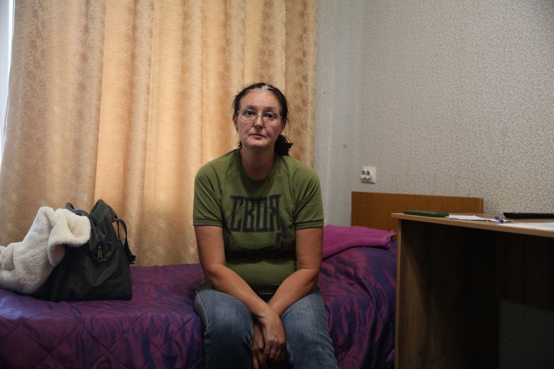 Елена Хорошавина приехала в пункт временного содержания только под утро, всю ночь они с супругом пытались спасти дом от воды. Пострадавших от стихии разместили в номере отеля «Металлург».