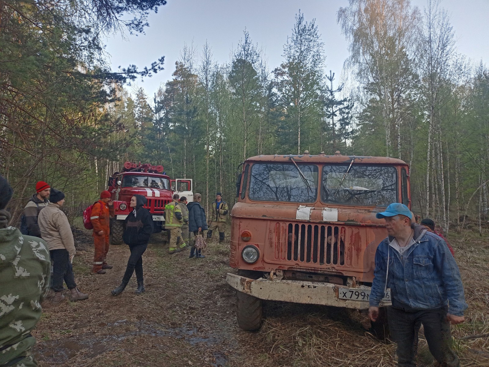 Волонтёры потушили пожар и готовы отправляться на точку сбора. Фото Александра Зиновьева