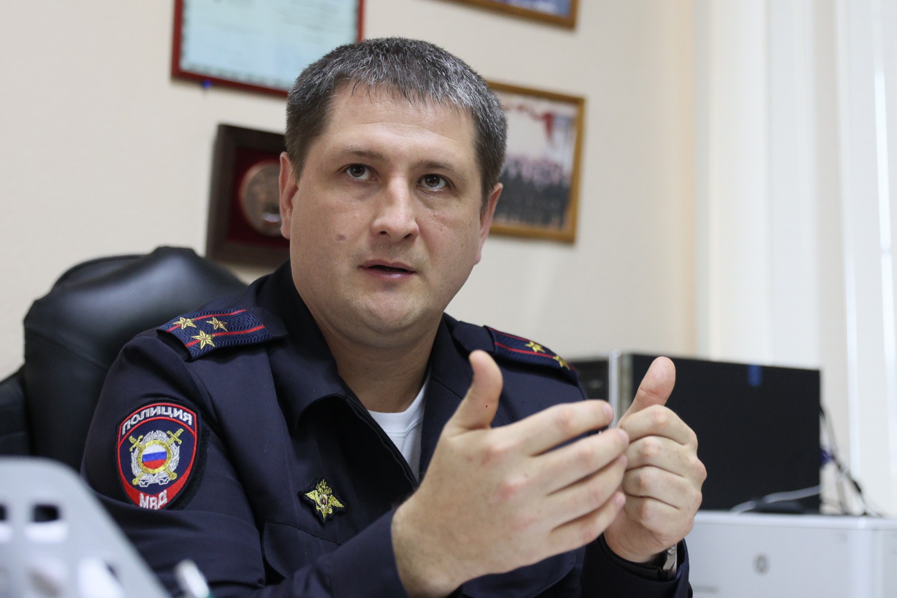 Начальник МО МВД России «Ревдинский» Артём Лаздынь прокомментировал страшное ДТП, произошедшее 27 октября. // Фото Владимира Коцюбы-Белых