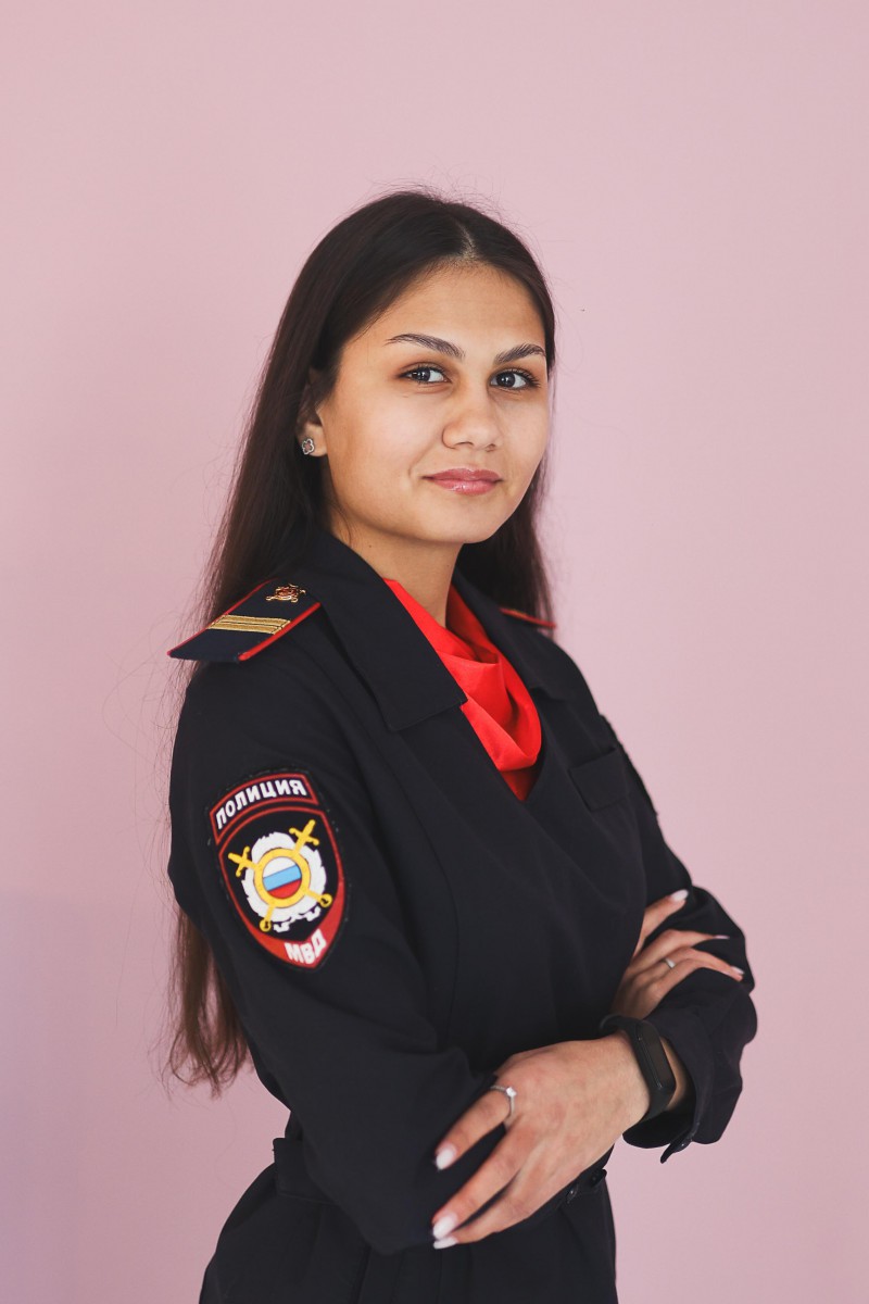 Мадина Лыжина — младший сержант полиции, работающая в отделении охраны и конвоирования.