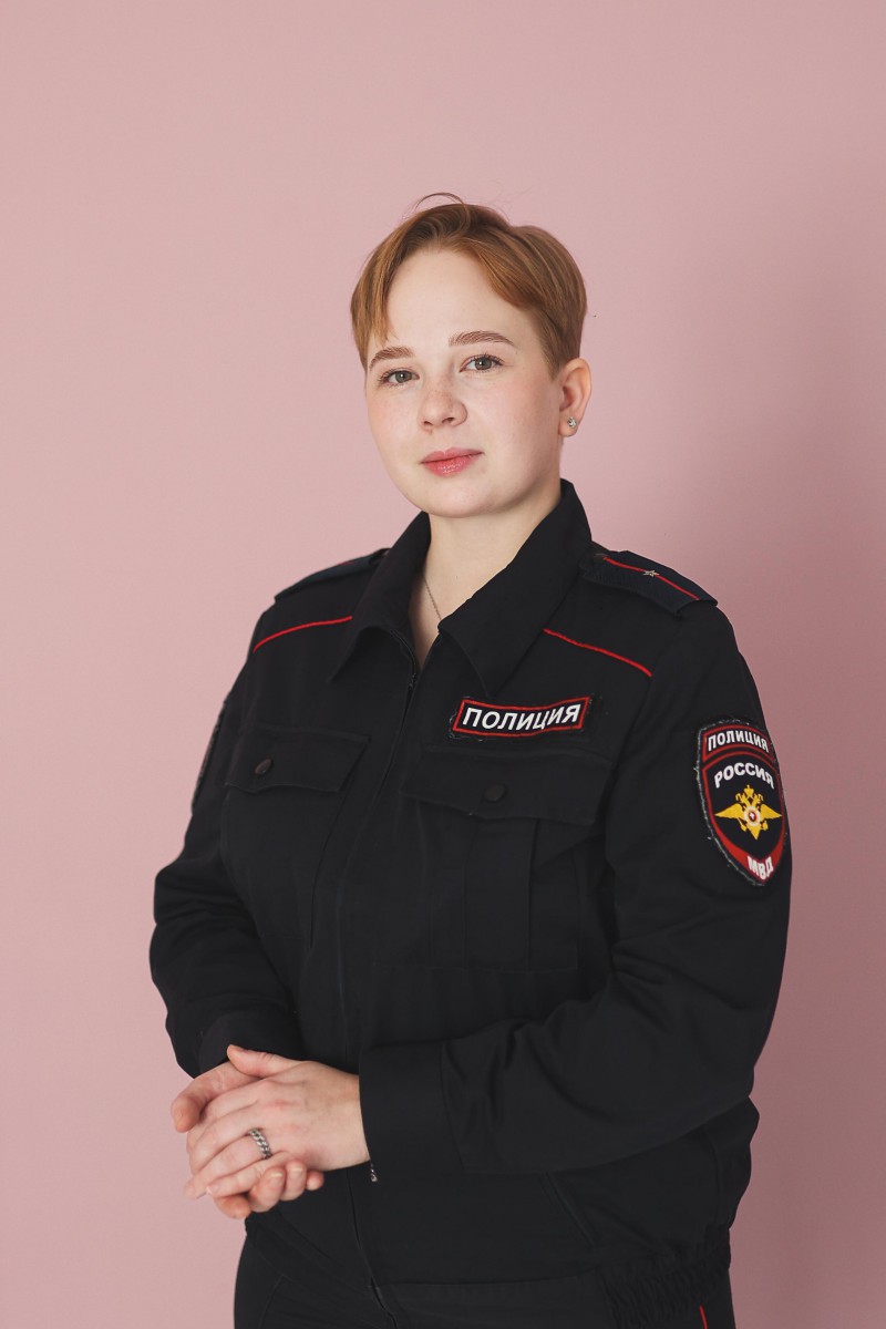 Алина Горбачёва, младший лейтенант полиции, работает участковым уполномоченным.