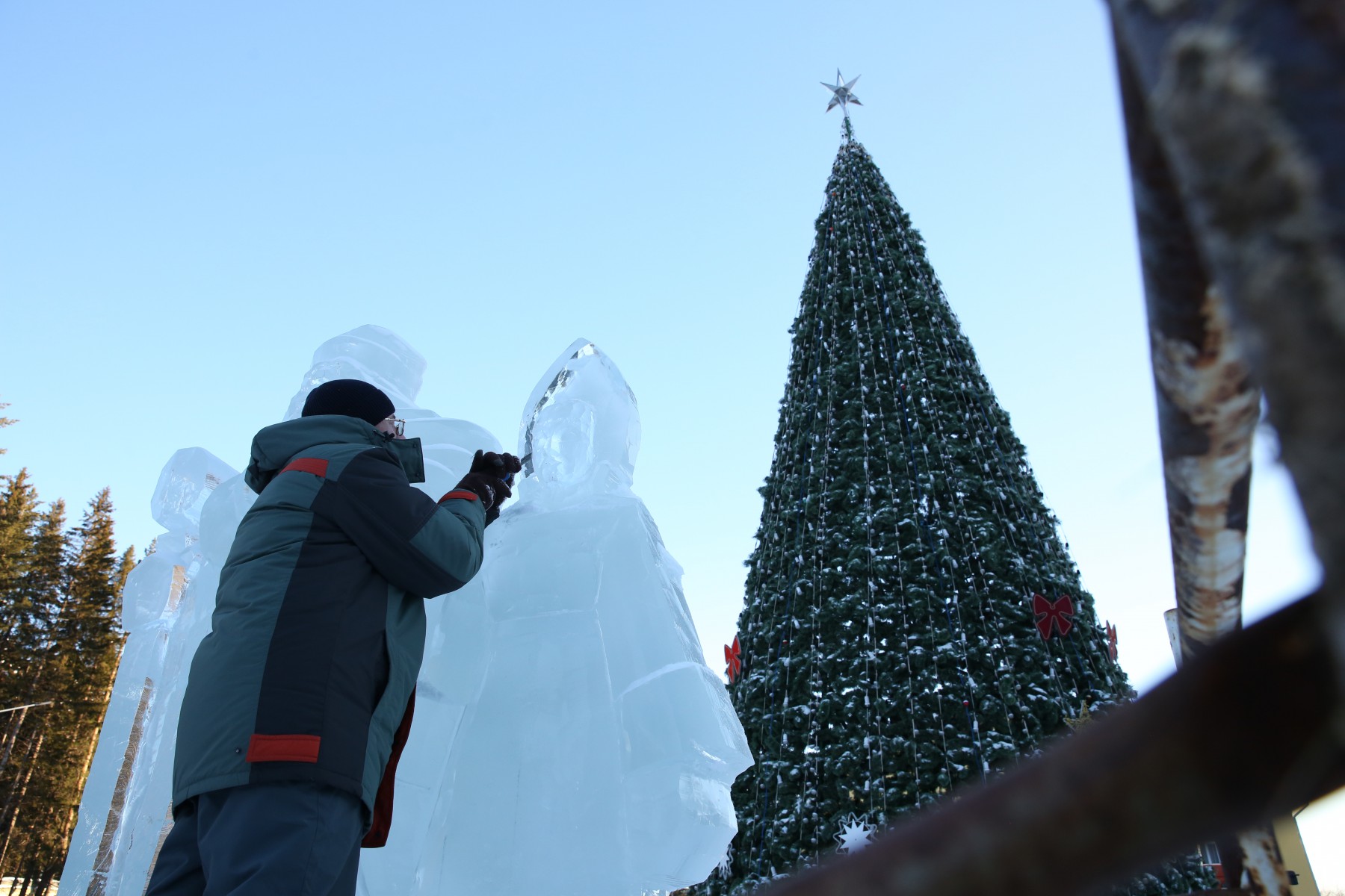 В парке Дворца культуры уже стоит ель и скоро появятся Дед Мороз и Снегурочка. Фото Владимира Коцюбы-Белых