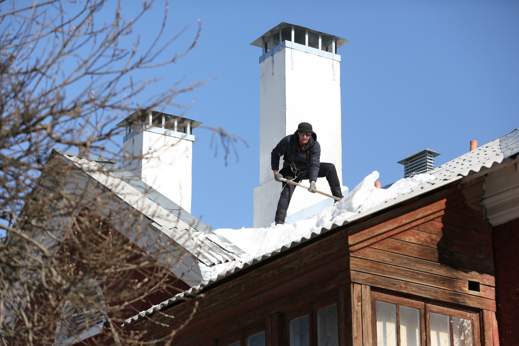 Полноценно почистить крышу в рамках тарифа невозможно. Но другого выхода нет. // Фото Владимира Коцюбы-Белых